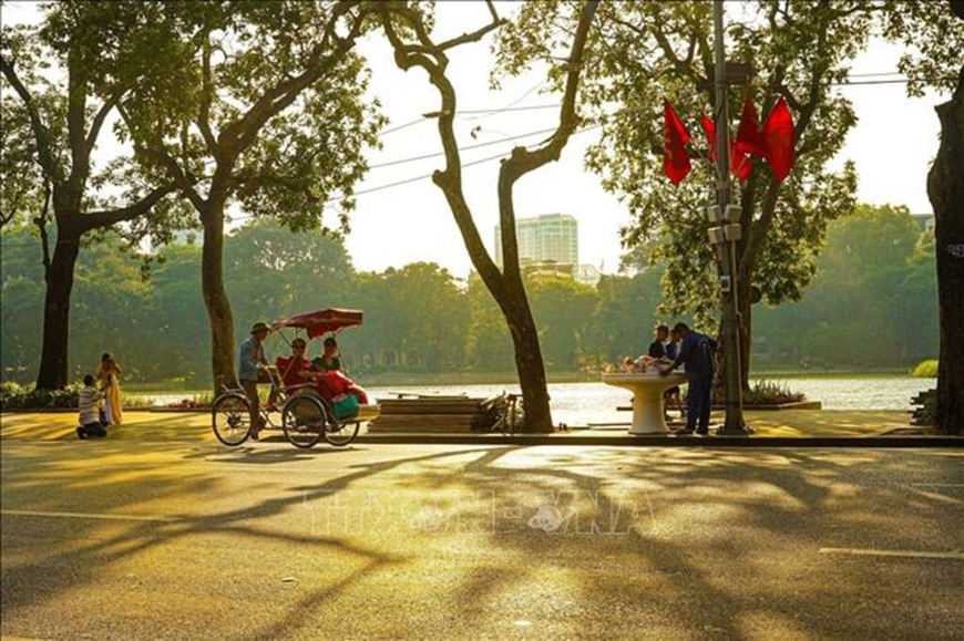 Thời tiết hôm nay (9-10): Miền Bắc ngày nắng, sáng sớm trời lạnh, có nơi trời rét